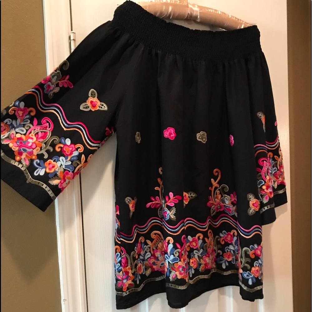 Embroidered off-shoulder top.